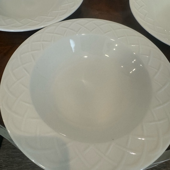 4 Oneida Picnic 10 1/2 inch White Stoneware Rimmed Soup / Salad Bowls exc cond - Picture 6 of 7